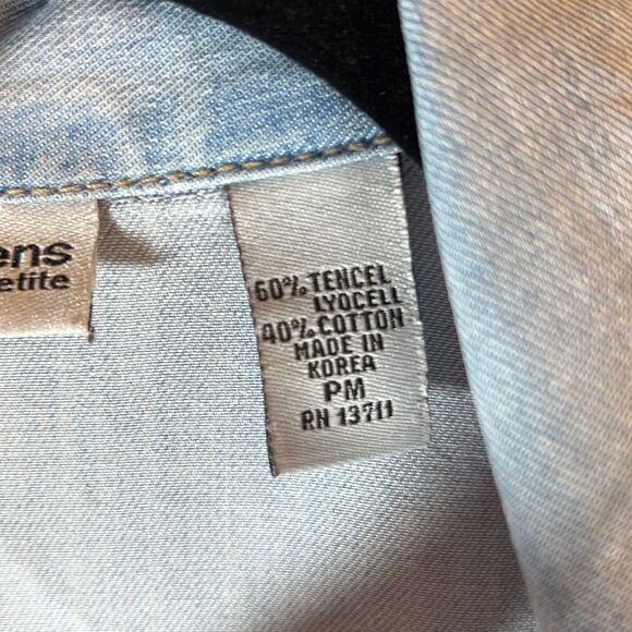 Valerie Steven’s 3/4 Sleeve Button Up Blue Jean Shirt. Light Wash. Size PM - Picture 6 of 11